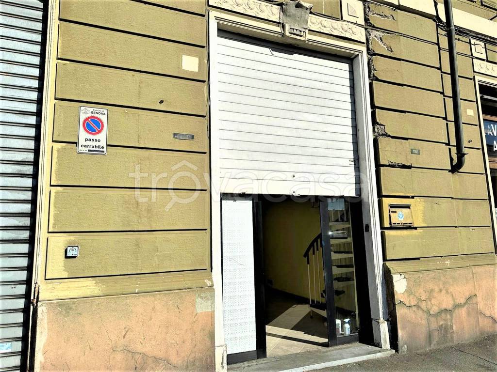 Negozio in vendita a Genova via San Pier d'Arena, 23r