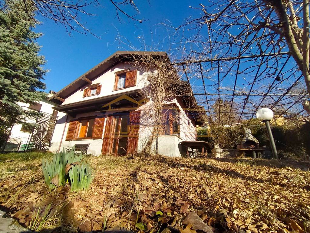 Villa in vendita a Val Brembilla via Papa Giovanni 23