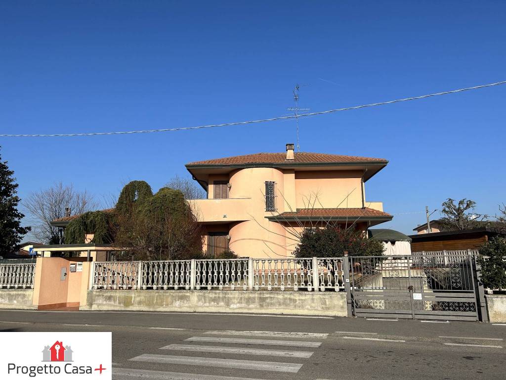 Villa in vendita a Ferno via 4 Novembre