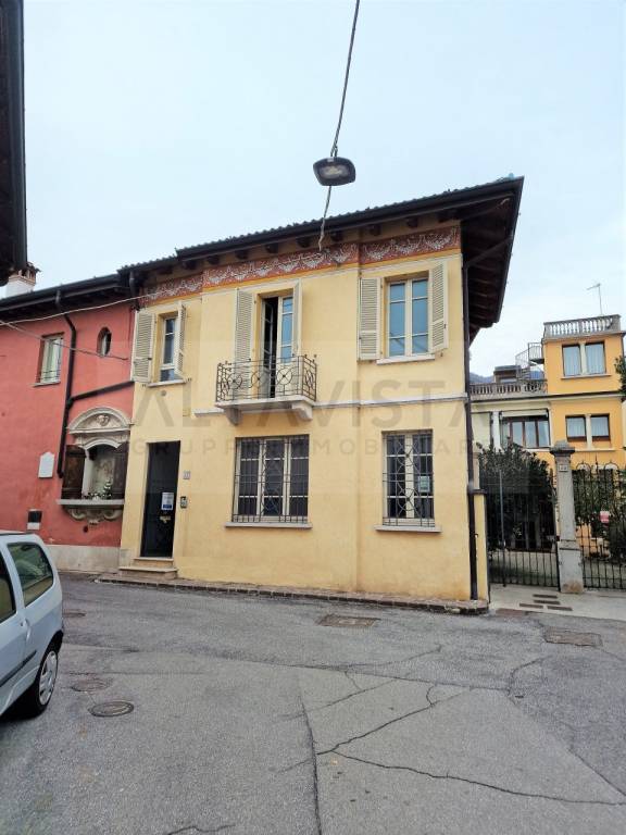 Casa Indipendente in vendita a Brescia via Giacomo Puccini