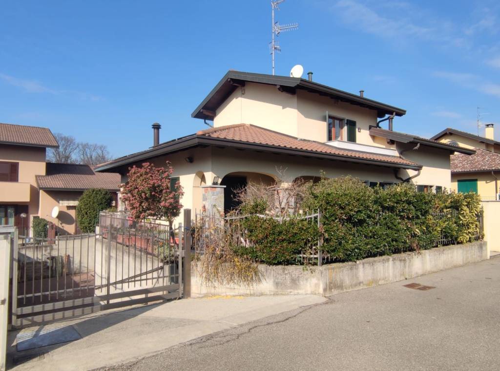 Villa Bifamiliare in vendita a Cavaria con Premezzo via Gioacchino Rossini