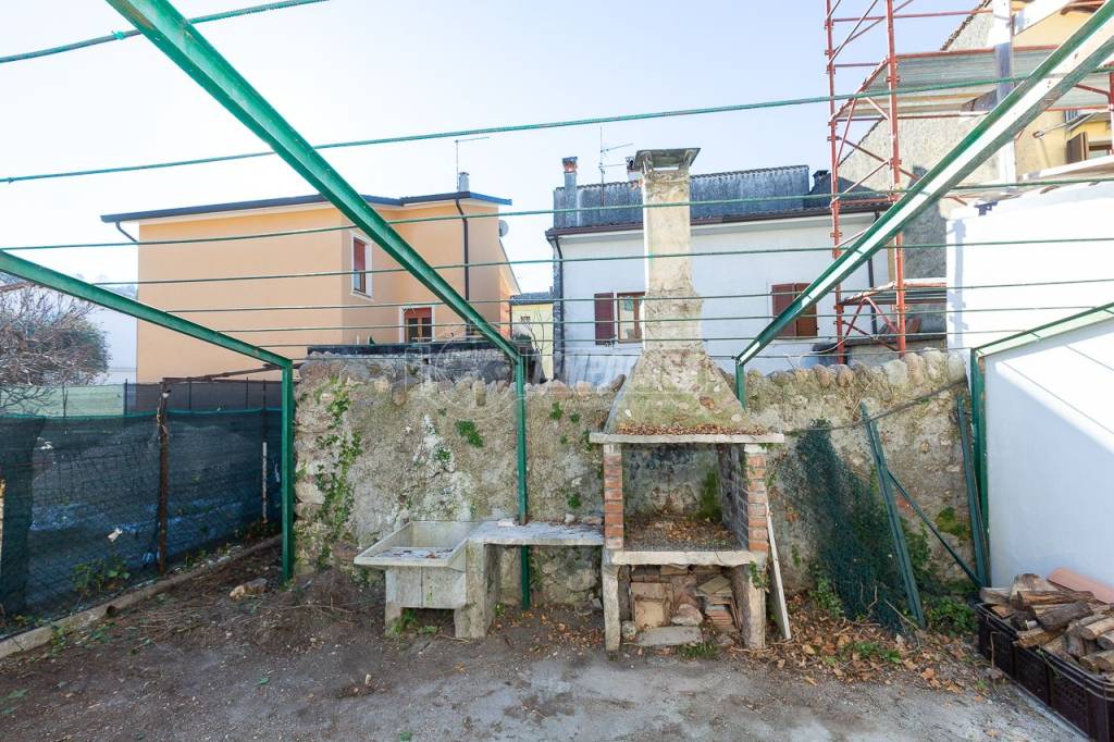 Casa Indipendente in vendita a Torri del Benaco via San Zeno 4