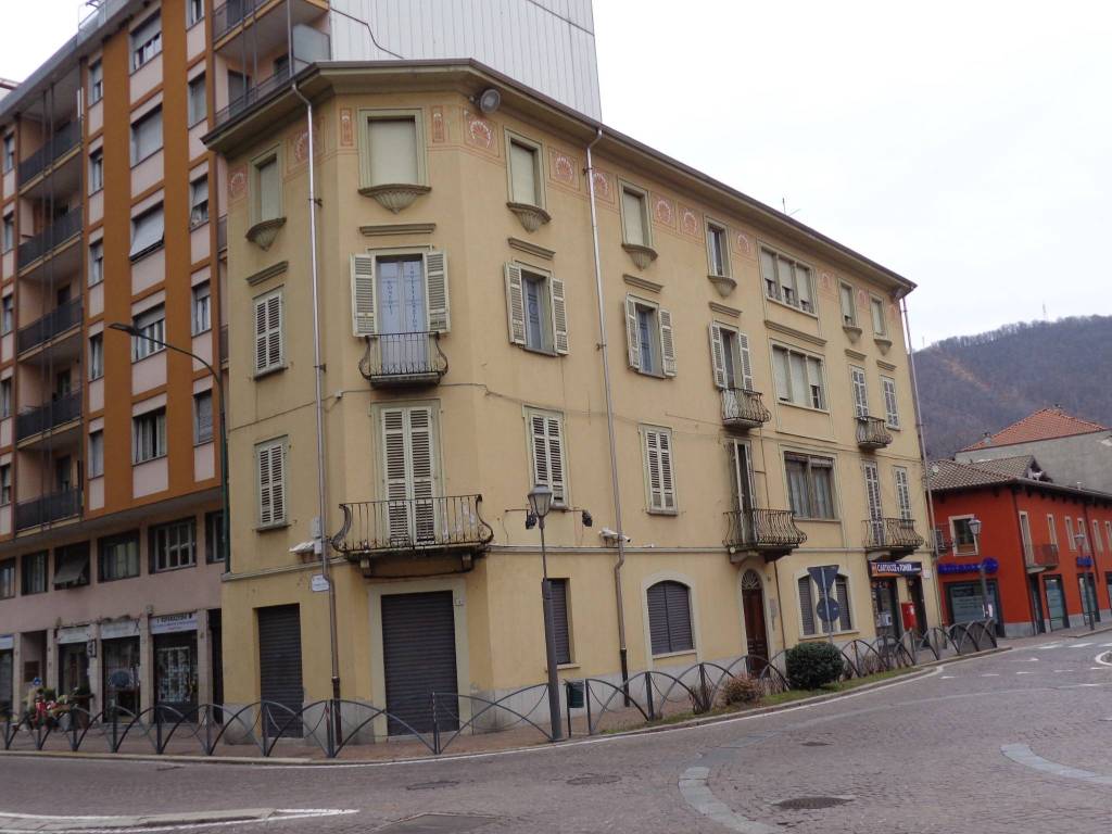 Negozio in vendita a Borgosesia piazza Camillo Benso di Cavour
