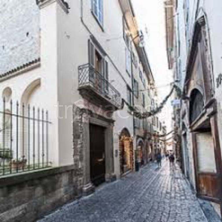 Appartamento in vendita a Bergamo via colleoni