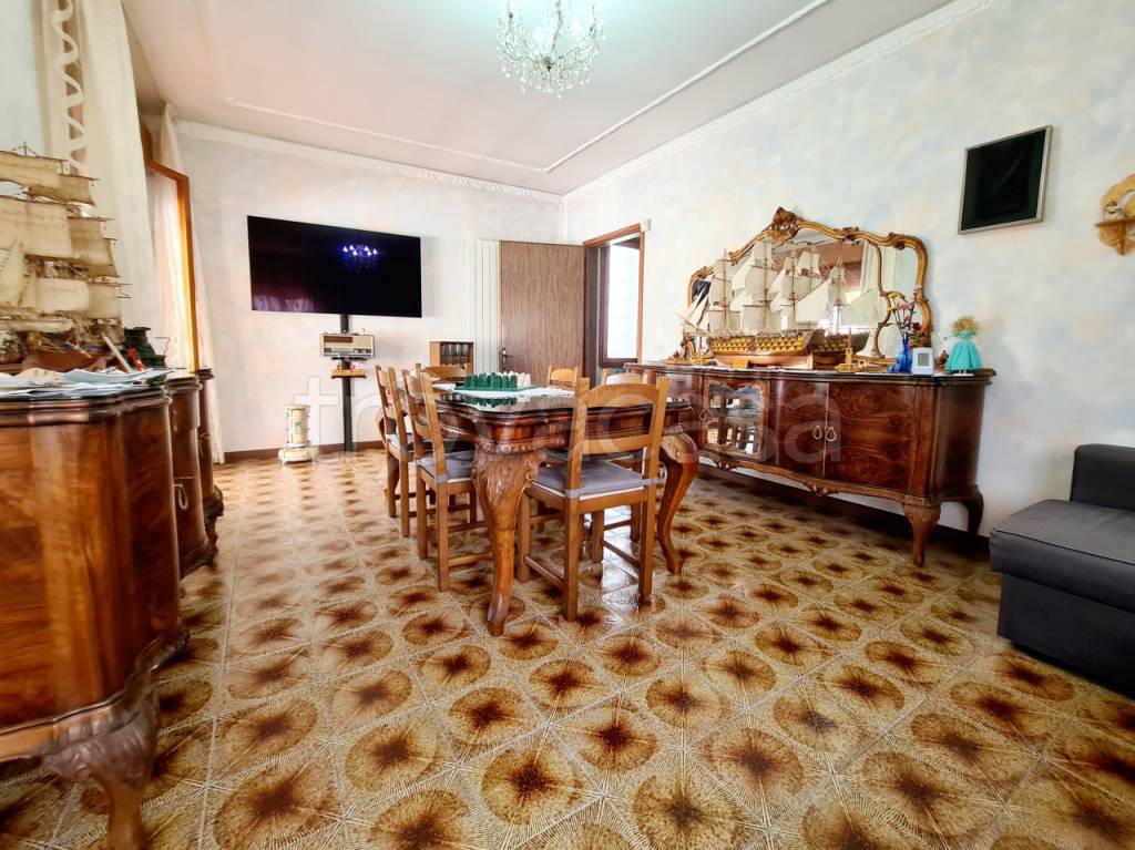 Casa Indipendente in vendita a Villa Estense via roma
