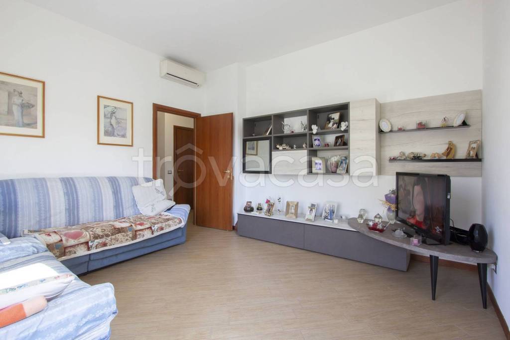 Appartamento in vendita a Lainate via Carnia, 18