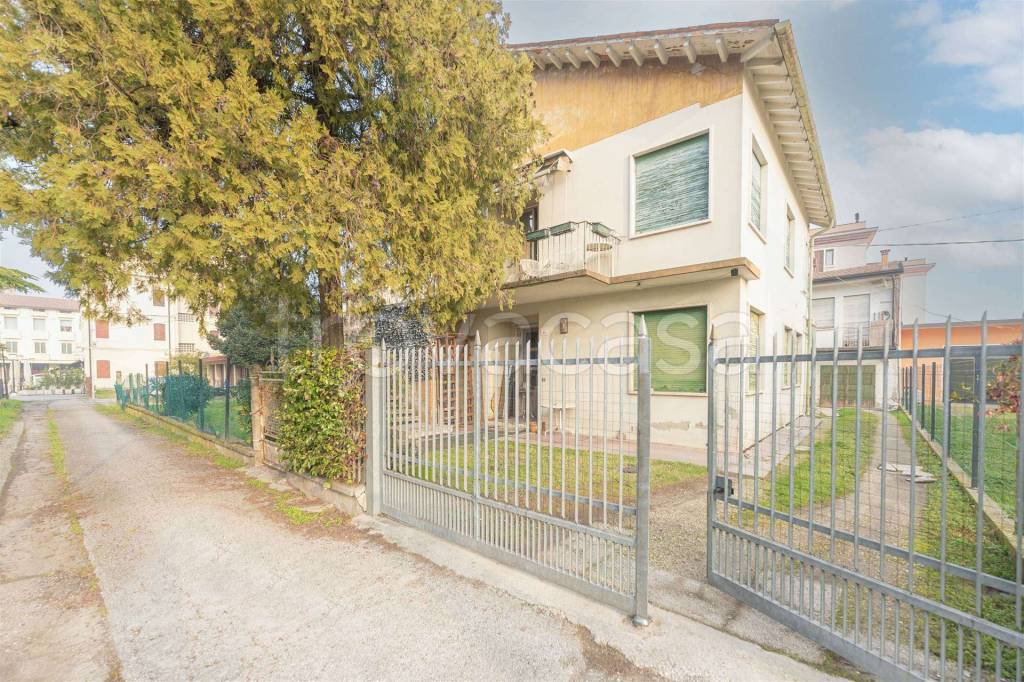 Casale in vendita ad Abano Terme via don g minzoni, 20