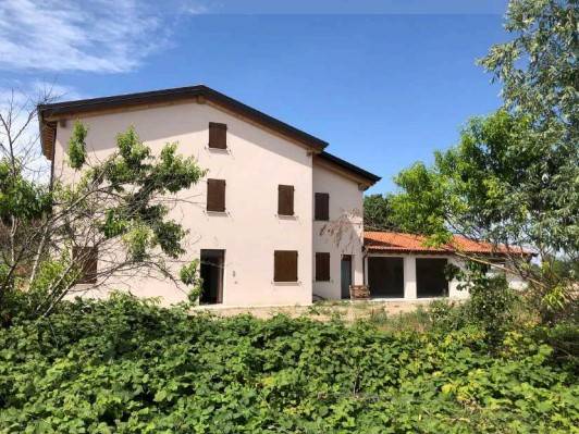 Villa all'asta a San Giovanni del Dosso via Argine, 37