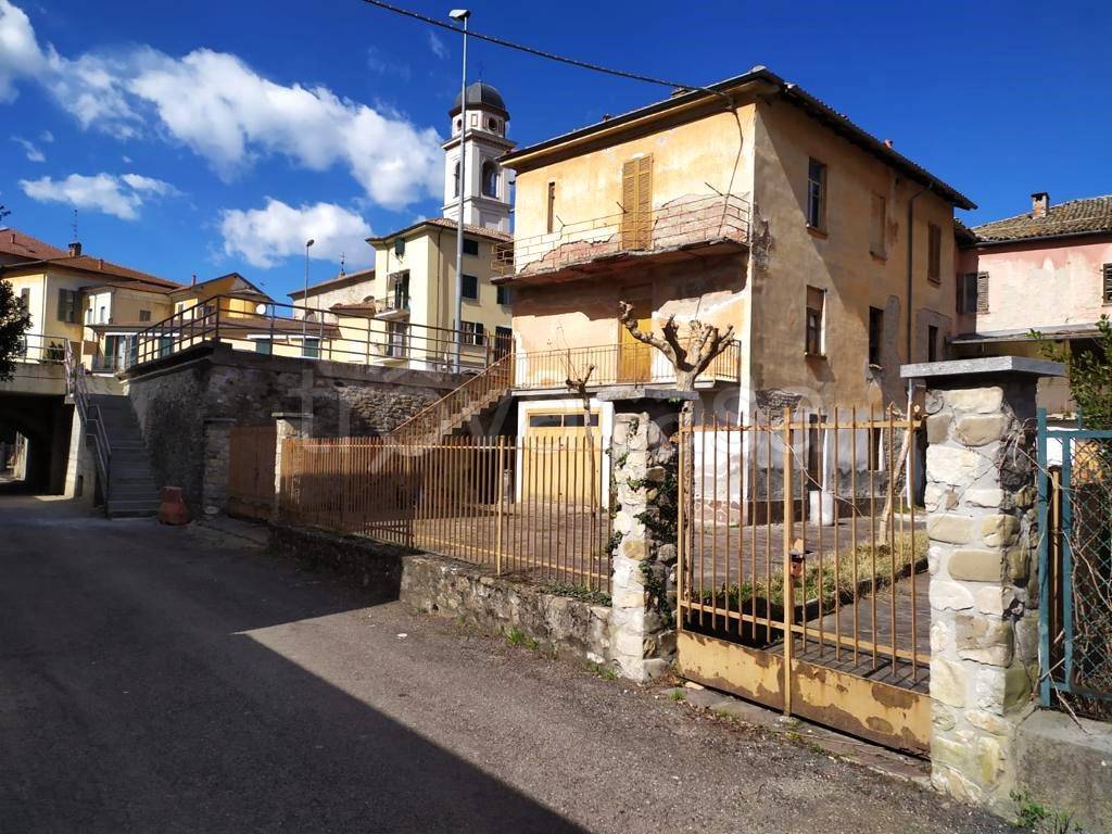 Casa Indipendente in vendita a Godiasco Salice Terme piazza del Mercato, 8