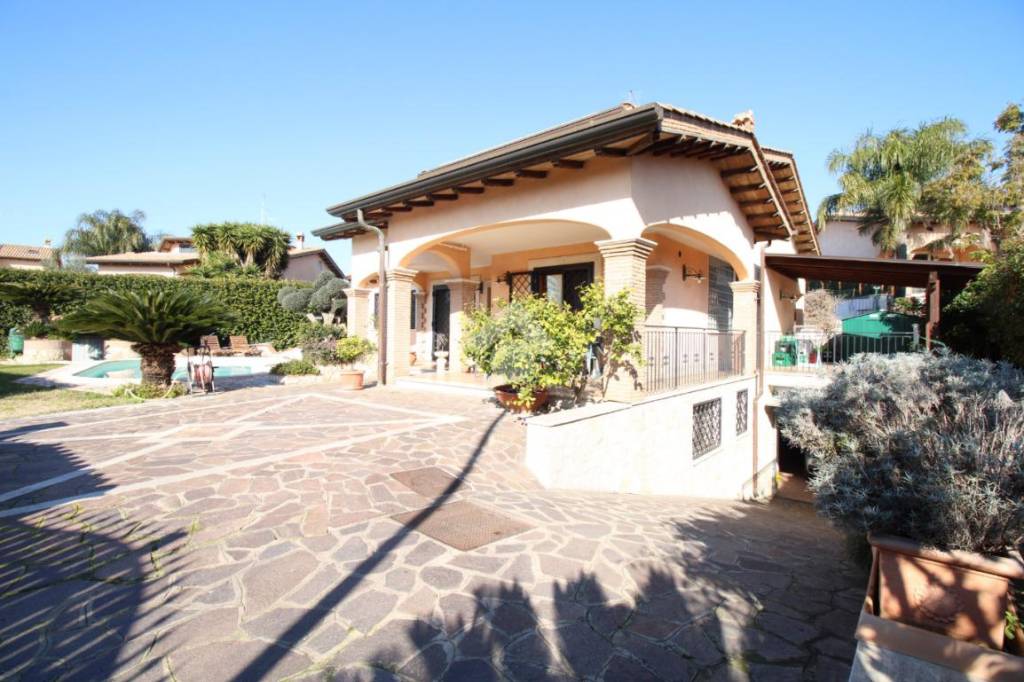 Villa in vendita a Pomezia via Afrodite, 26