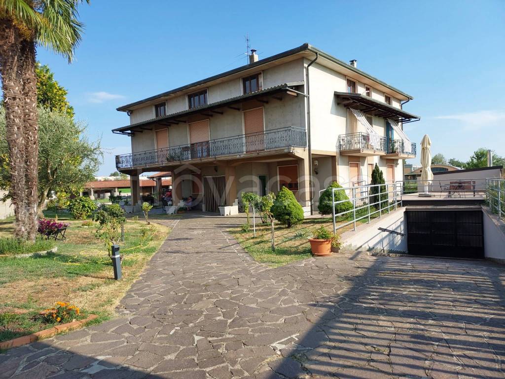 Villa in vendita a Pontirolo Nuovo