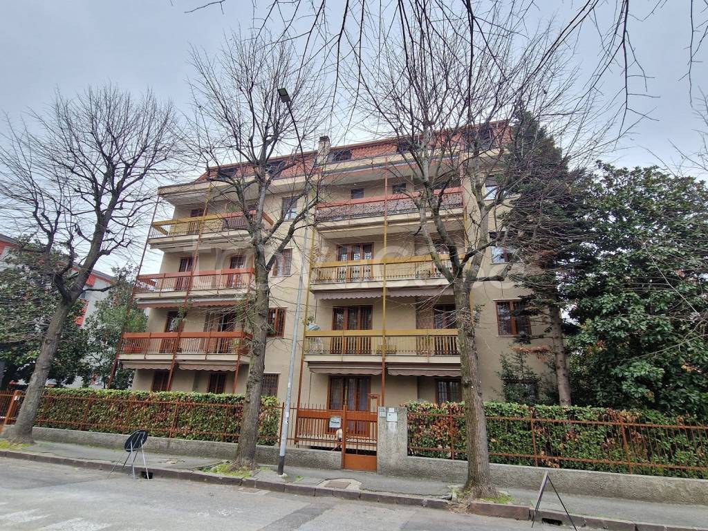 Appartamento in vendita a Cesano Boscone via Trieste, 15