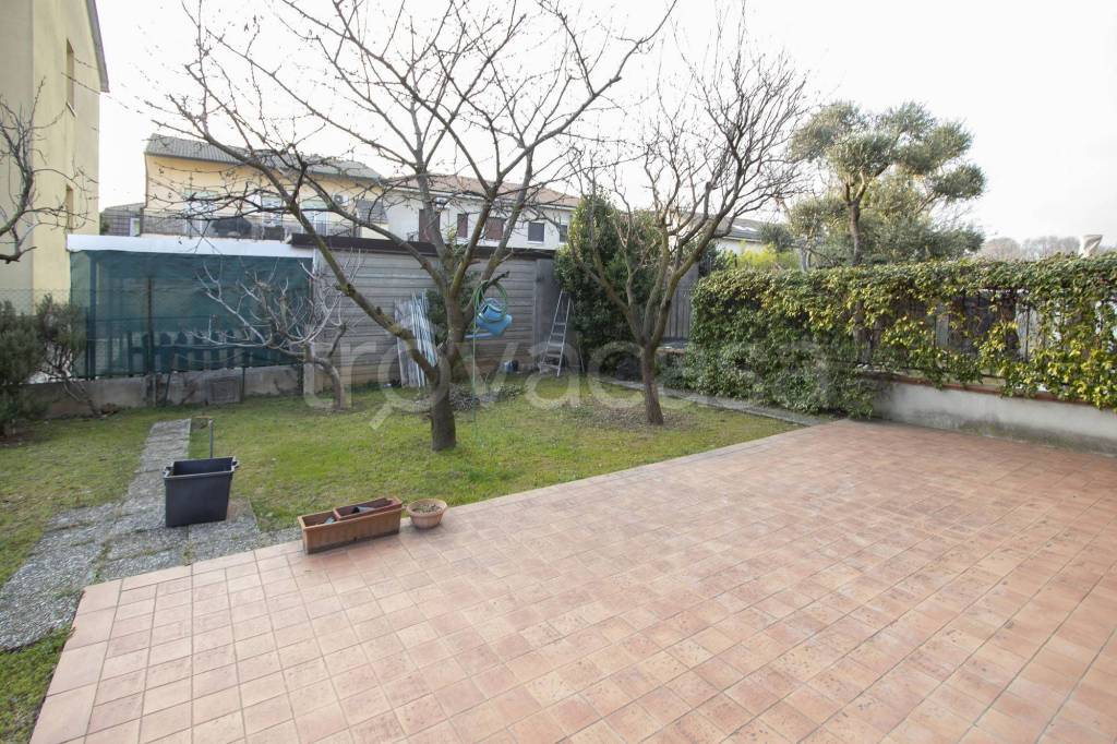 Villa Bifamiliare in vendita a Lainate via Calabria, 13