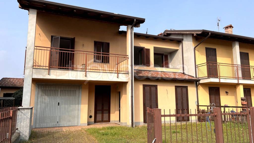 Villa a Schiera in vendita a Torre d'Isola via Giampiero Peschiera, 12