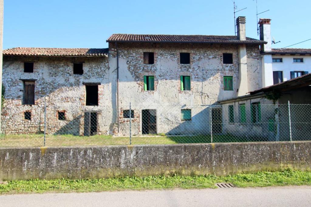 Rustico in vendita a Udine via Lonzano, 42