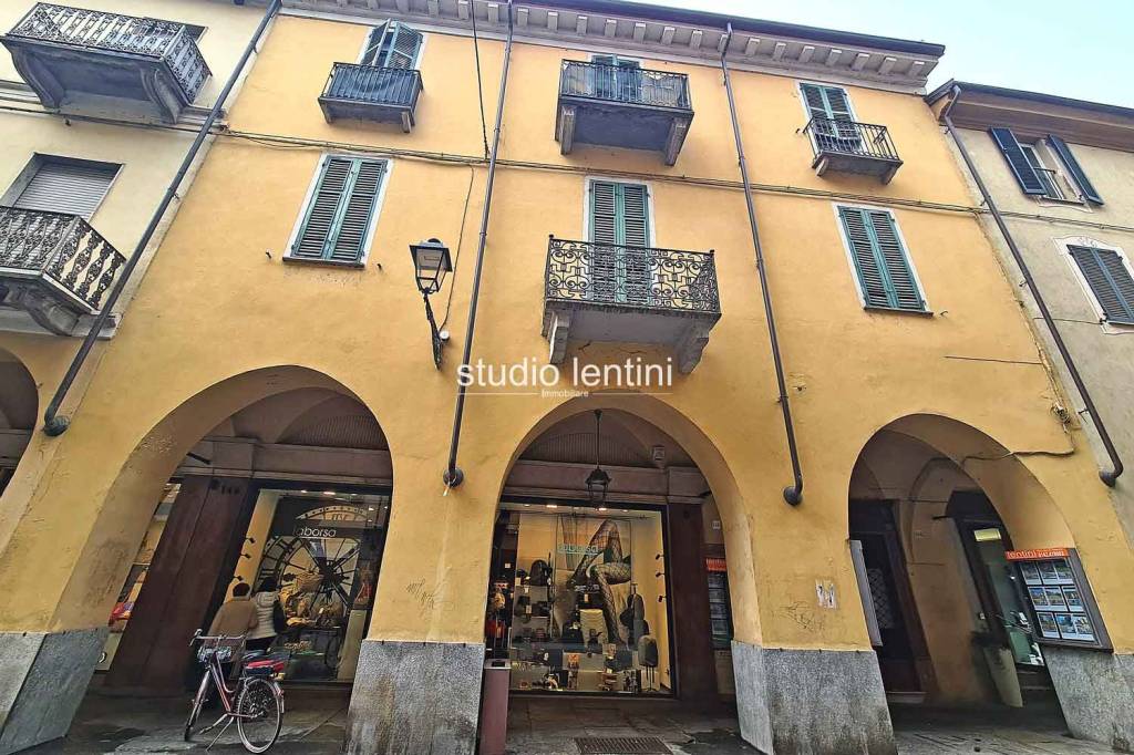 Intero Stabile in vendita a Casale Monferrato via Roma, 146