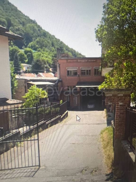 Capannone Industriale in vendita a Canzo via Tosi, 14