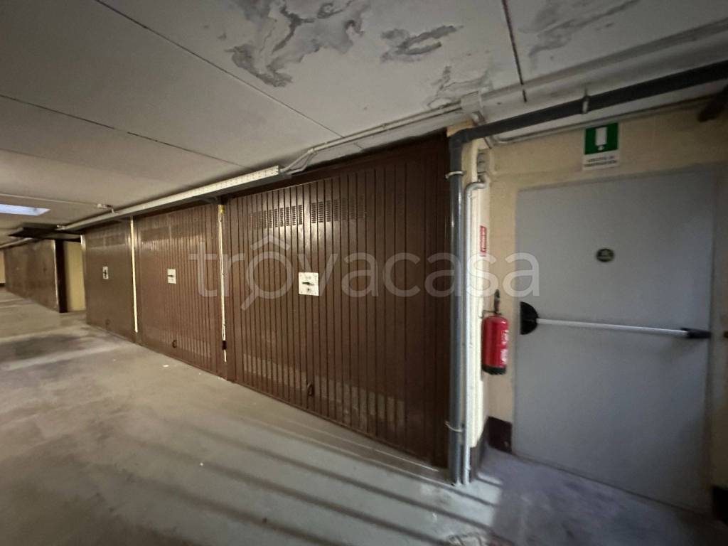 Garage in vendita a Milano via Rutilia, 17