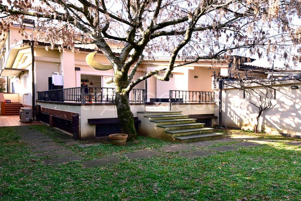 Villa in vendita ad Arcore via Alfonso Casati, 88