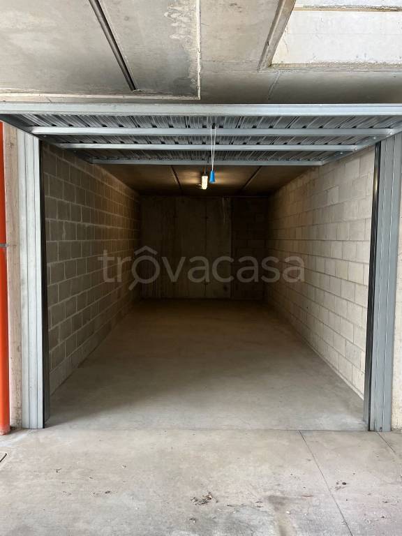 Garage in affitto a Seregno via Luigi Cherubini, 28
