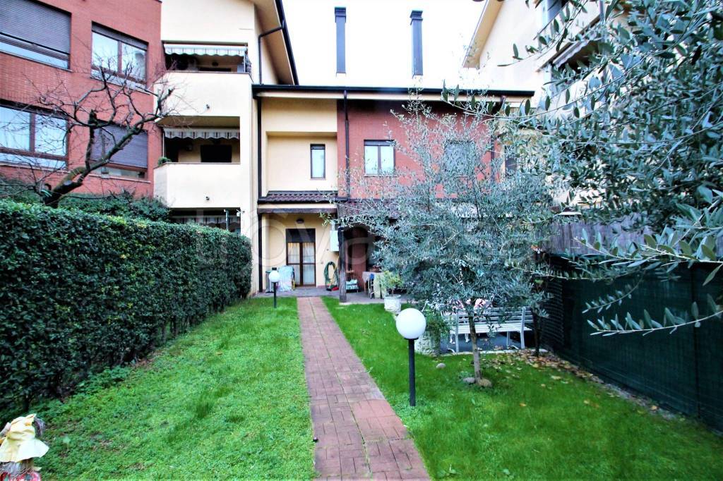 Villa a Schiera in vendita a Monza via Doberdò