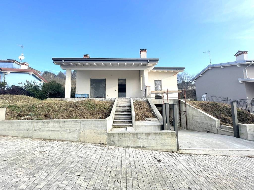 Villa in vendita a Volta Mantovana via a. Moro