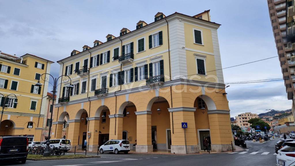 Appartamento in vendita a Imperia piazza Dante Alighieri, 19