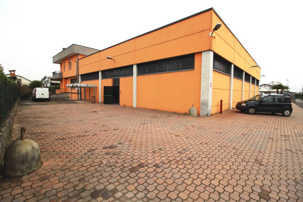 Capannone Industriale in vendita a Bregnano via Milano