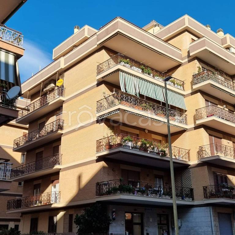 Appartamento in vendita a Roma via della Corazzata