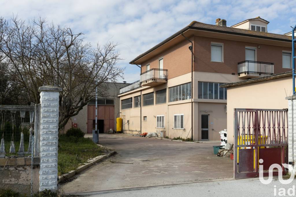 Capannone Industriale in vendita a Osimo via dell'Industria, 9