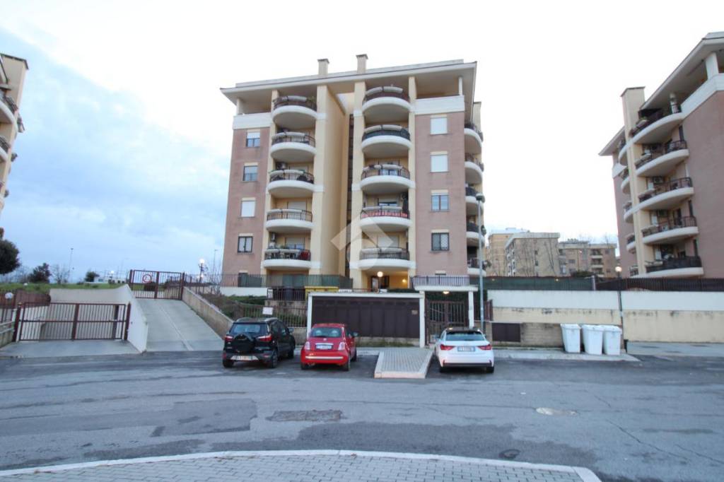 Appartamento in vendita a Pomezia via Luigi Federico Menabrea, 25