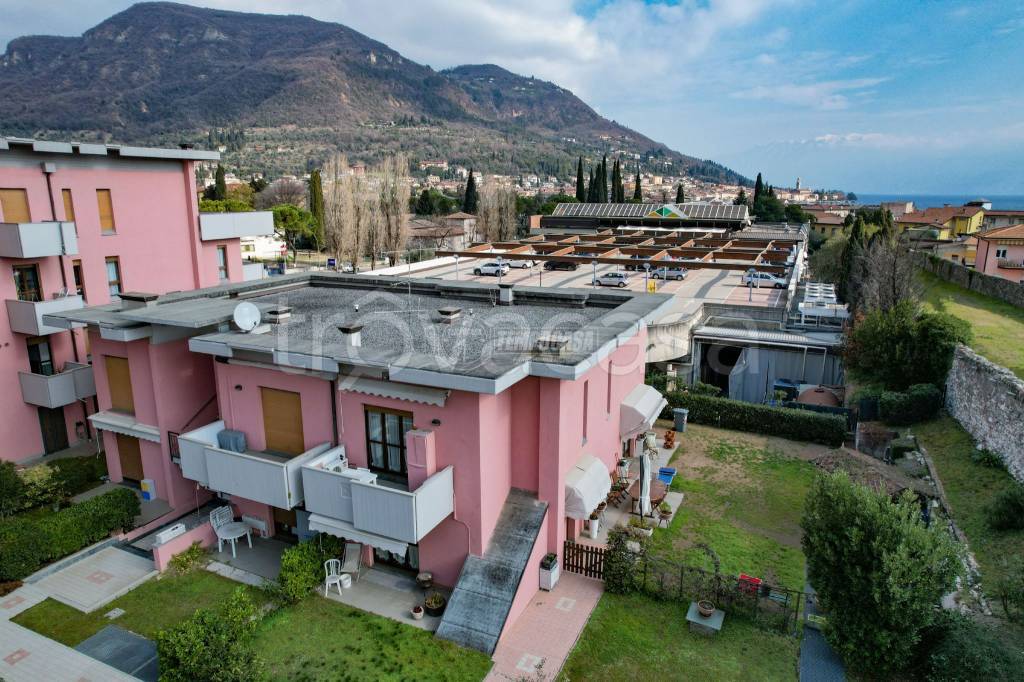 Villa a Schiera in vendita a Salò via Maria Montessori 3