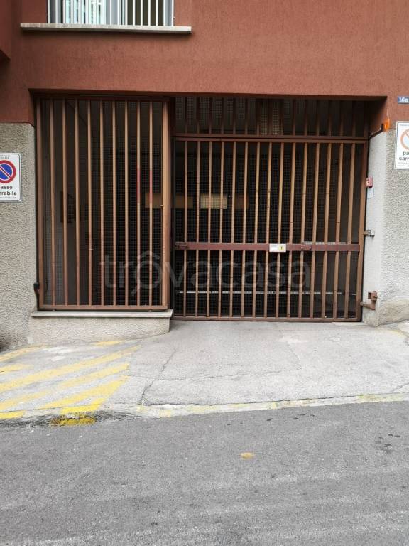 Garage in vendita a Trieste via Cristoforo Colombo, 16