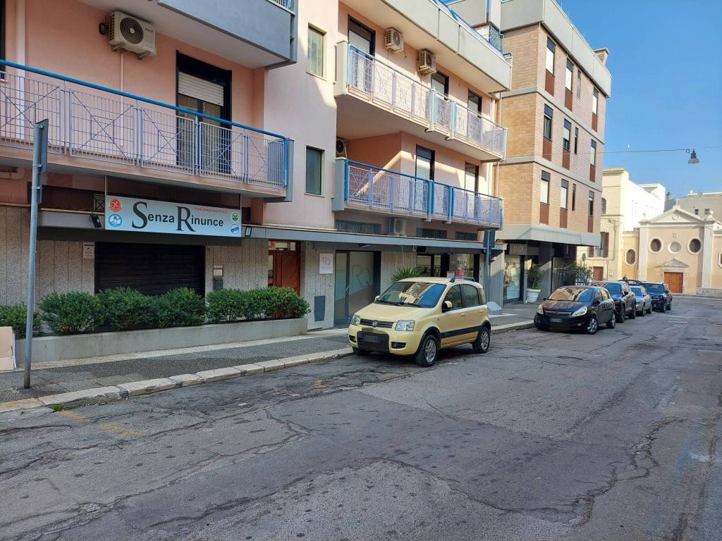 Negozio in vendita a Mola di Bari via Enrico Toti, 9A