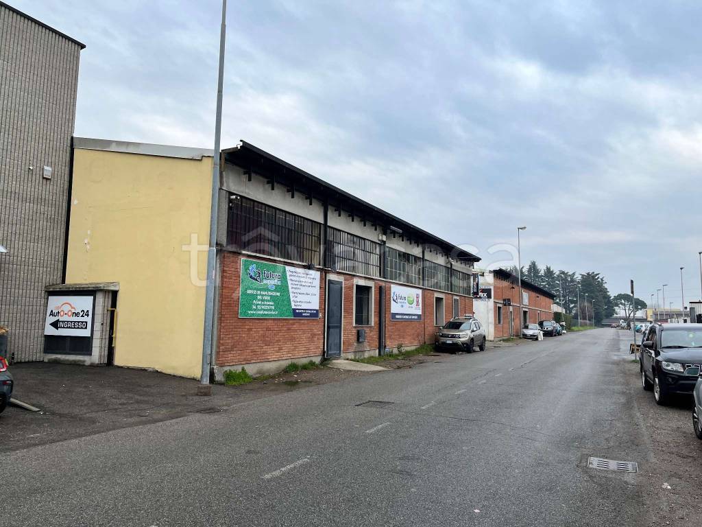 Capannone Industriale in vendita a Bareggio via Redipuglia 5