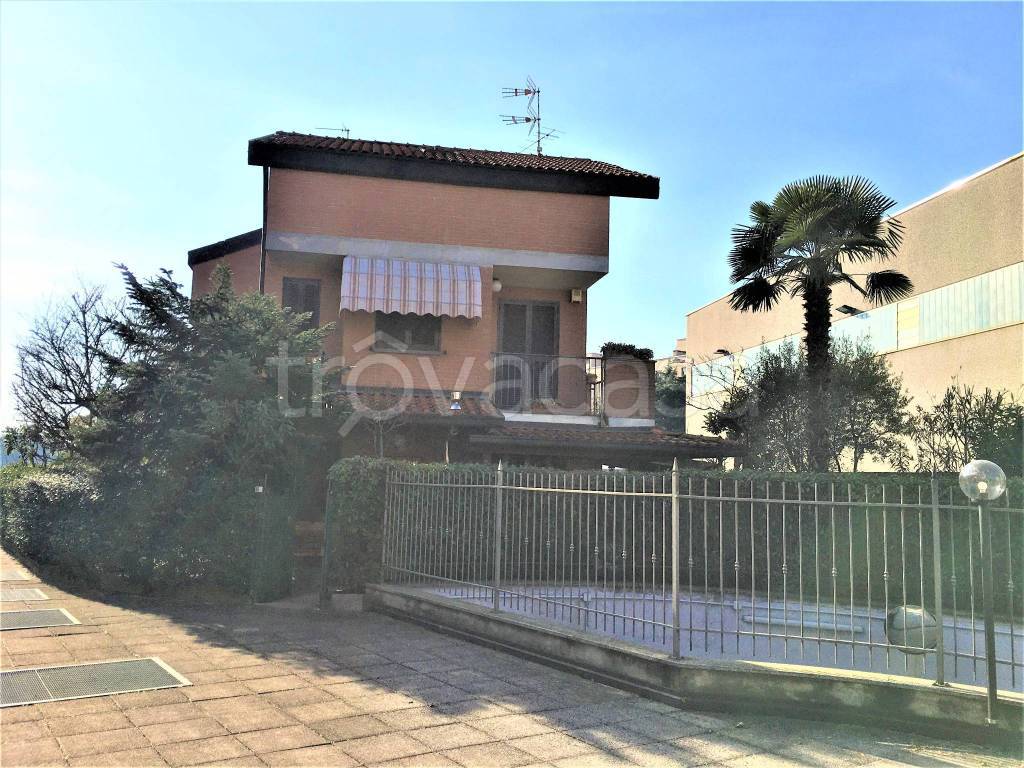 Villa Bifamiliare in vendita a Caronno Pertusella via Gaetano Mariani, 19