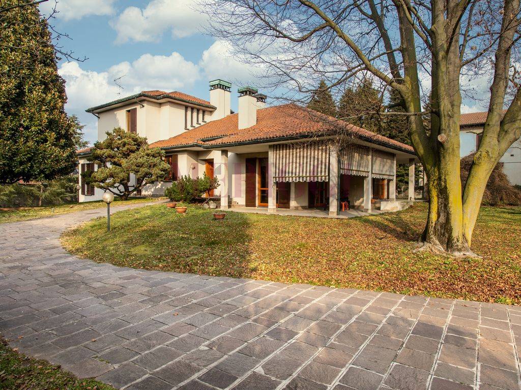 Villa in vendita ad Agrate Brianza via Dante Alighieri, 87