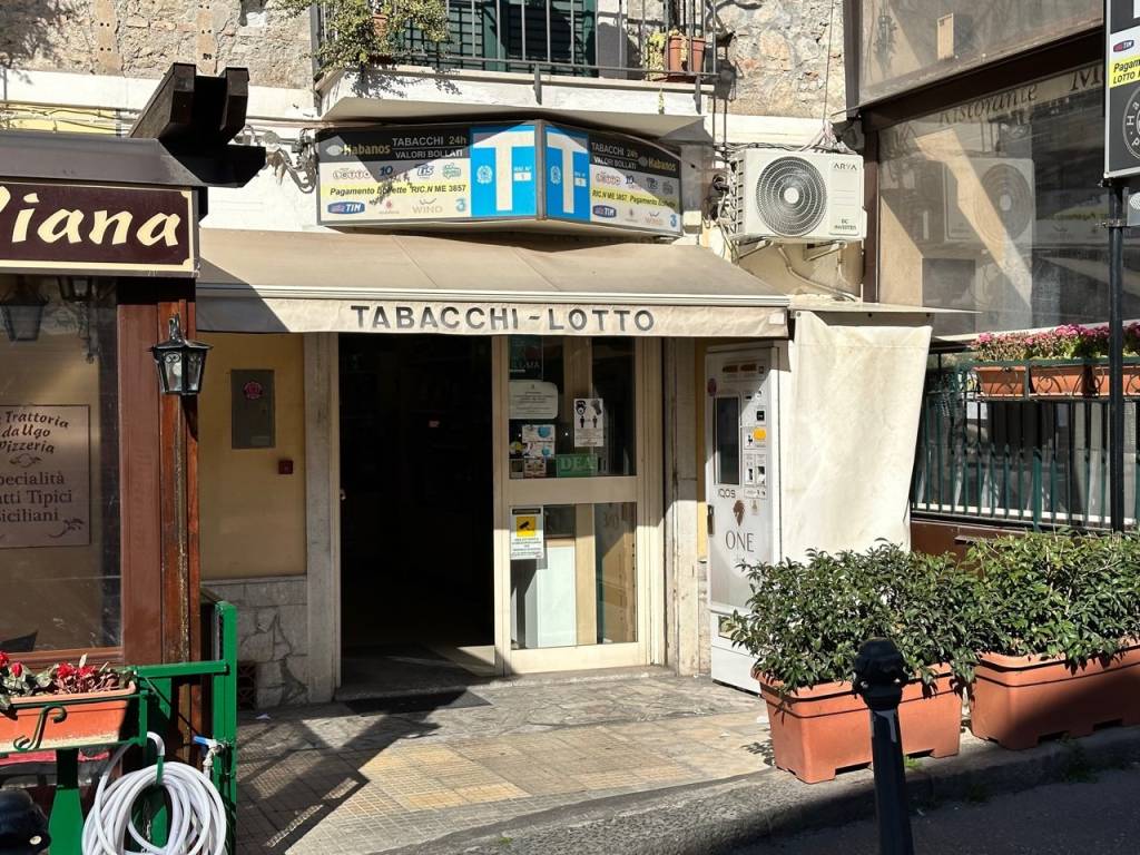 Tabaccheria in vendita a Taormina viale Apollo Arcageta