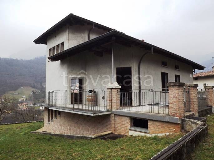 Villa in vendita a San Giovanni Bianco piazza Martiri Cantiglio