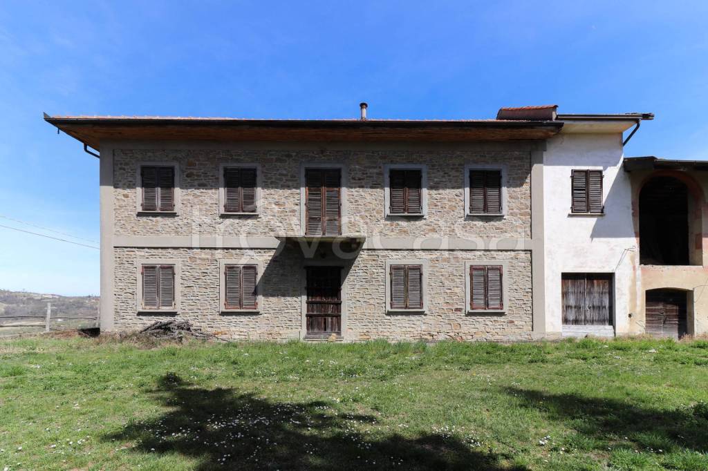 Rustico in vendita a Serravalle Langhe via Villa