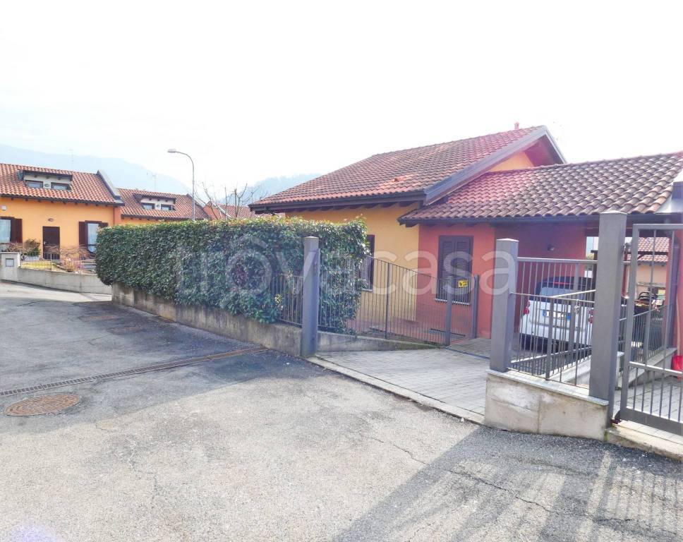 Villa a Schiera in vendita a Cunardo via Prada, 35