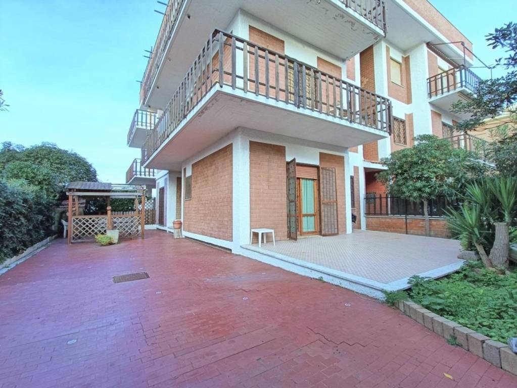 Appartamento in vendita a Pomezia via Rumenia, 336