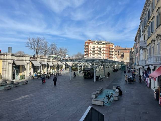 Negozio in vendita a Parma piazza Ghiaia