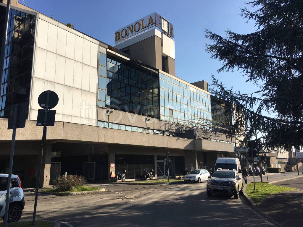 Ufficio in vendita a Milano via Anton Cechov, 48