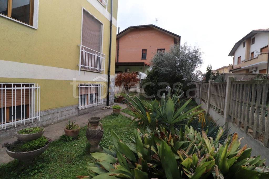 Appartamento in vendita a Limbiate via Brindisi, 11