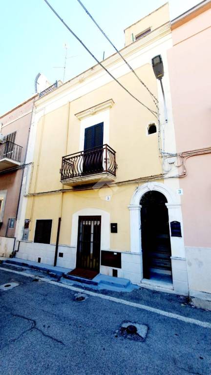 Casa Indipendente in vendita a Bari via calabria, 3