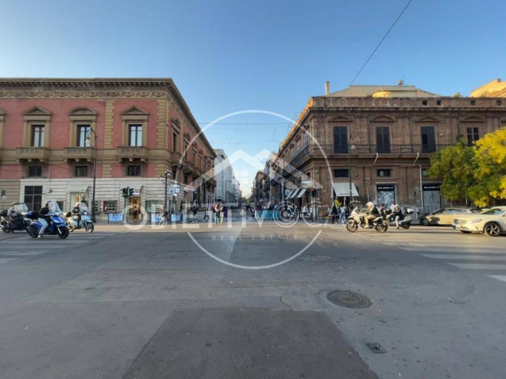 Negozio in affitto a Palermo via Camillo Benso di Cavour
