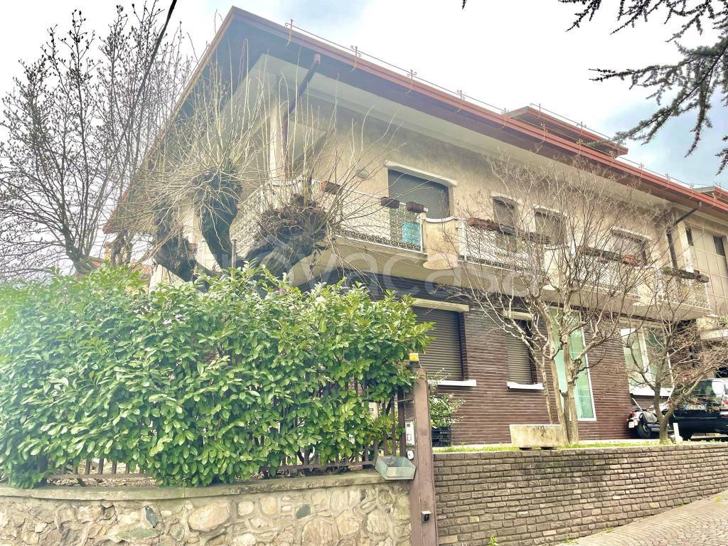 Villa in vendita ad Arosio via Alessandro Volta