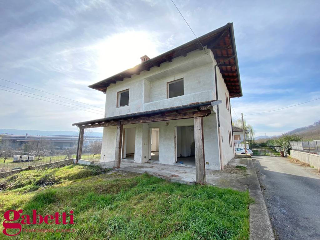 Casa Indipendente in vendita a Cherasco via Isorella