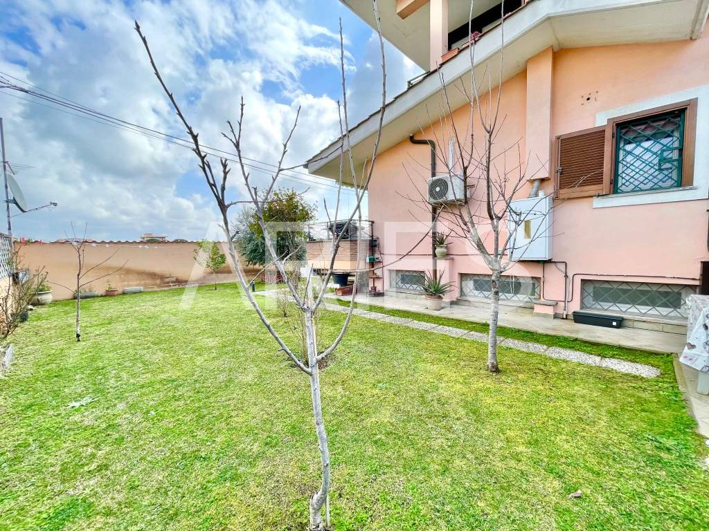 Villa Bifamiliare in vendita a Fiumicino via Ivo Oliveti